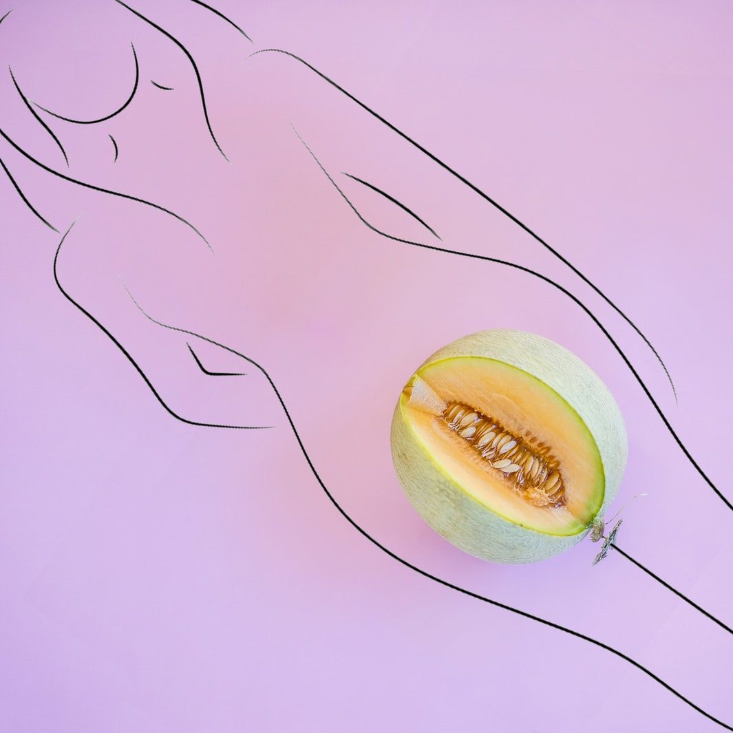 Ilustración mujer con melón simulando la zona íntima